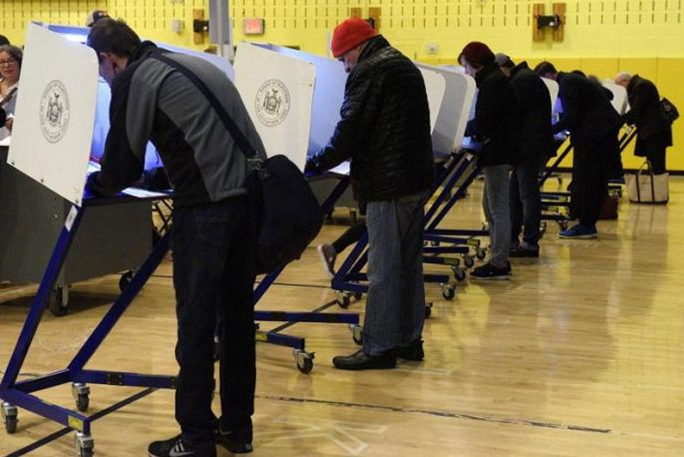 Αμερικανοί ψηφίζουν σε εκλογικό κέντρο (Μανχάταν, Νέα Υόρκη)