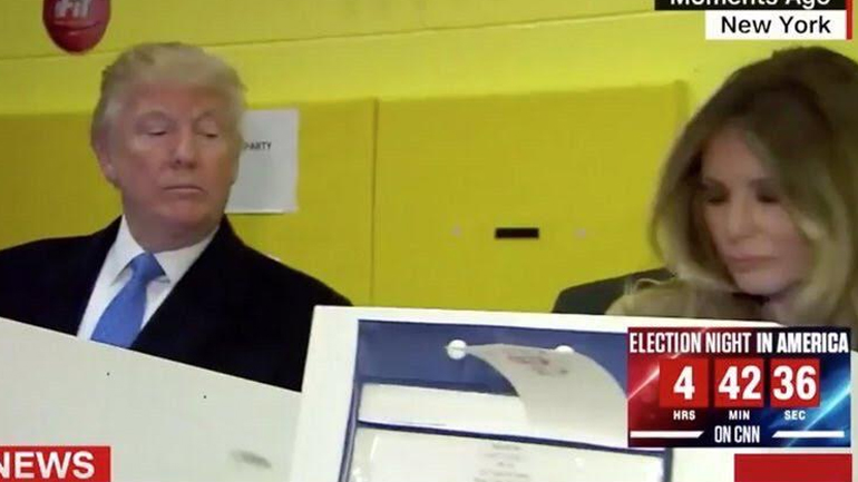 Γιατί ο Τραμπ λοξοκοιτάζει… πονηρά την Μελάνια; Γιατί ο Τραμπ λοξοκοιτάζει… πονηρά την Μελάνια;