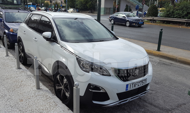 Το Peugeot 3008 στον παράδρομο της λεωφόρου Κηφισίας στο ύψος του Ψυχικού...