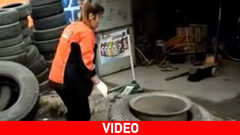 Κίνα: Γυναίκα μηχανικός αλλάζει ελαστικό σε νταλίκα…