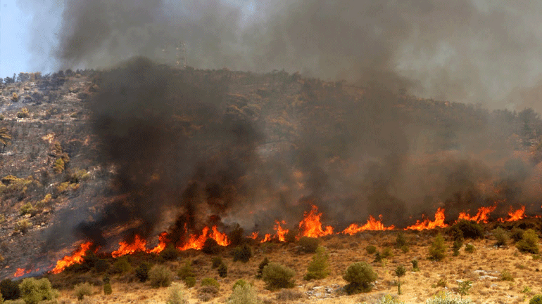 Σε εξέλιξη πυρκαγιά σε χαμηλή βλάστηση στο Μαυρομάρι Νάξου