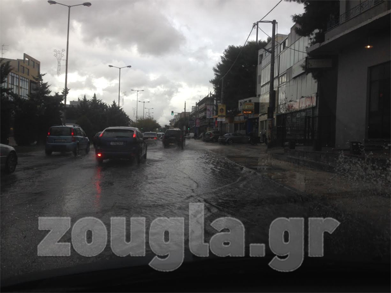 Σε ποτάμια έχουν μετατραπεί οι δρόμοι στην Αγία Παρασκευή