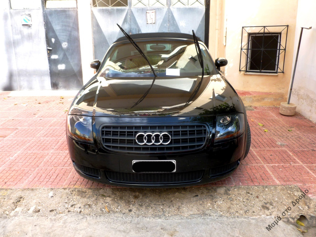 Το να σηκώσεις τους υαλοκαθαριστήρες σε ένα αυτοκίνητο είναι ένα μήνυμα στον ιδιοκτήτη του πως δημιουργεί πρόβλημα στους πεζούς. Ο συγκεκριμένος το πήρε... αλλιώς και είπε να τα βάλει με μία μητέρα...