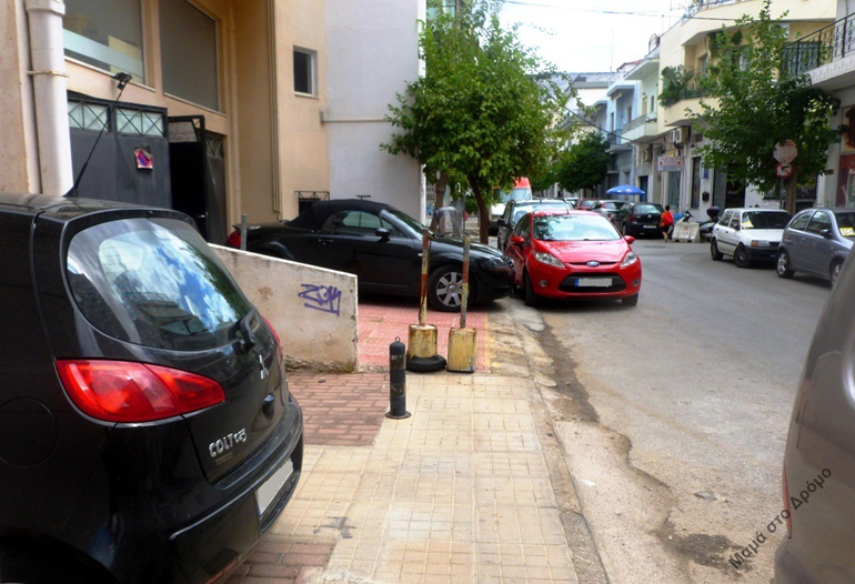 Άντε να κάνεις κατάληψη πεζοδρομίου... Να απειλείς και μαμάδες με μικρά παιδιά; Είναι ντροπή! 