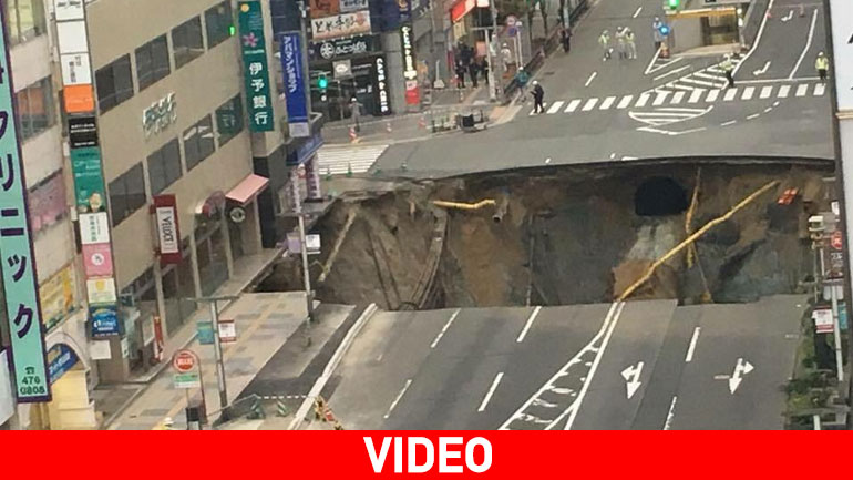 Τεράστια τρύπα «καταπίνει» δρόμο στην Ιαπωνία
