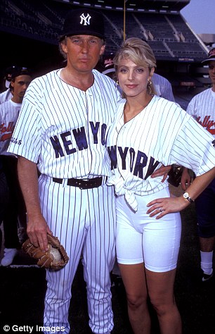 Με τη δεύτερη σύζυγο, Μάρλα Μάπλς, σε αγώνα baseball το 1992  