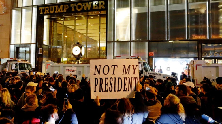 Διαδηλώσεις πραγματοποιήθηκαν στη Νέα Υόρκη, το Σικάγο και άλλες πόλεις κατά της εκλογής Τραμπ