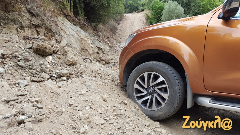 Είναι τέτοια η σιγουριά που σου βγάζει το Navara που έχεις την αίσθηση πως μπορείς να ανέβεις ακόμα και το... βουνό!    