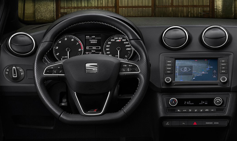 Η καρό σημαία διακρίνεται στο τιμόνι και στον πίνακα οργάνων