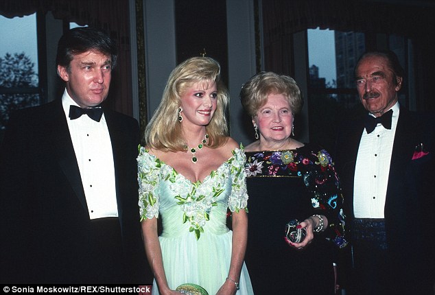 Ο Τραμπ, η Ιβάνα (πρώτη σύζυγος) και οι γονείς του (Μέρι Αν και Φρεντ), το 1989