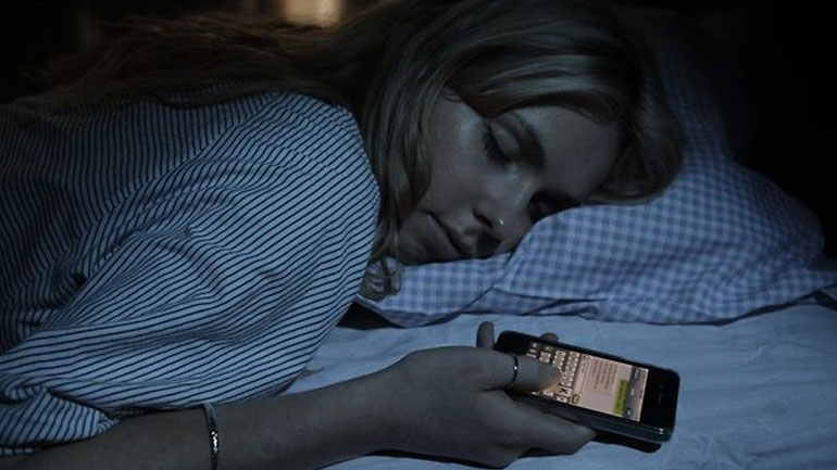 Έρευνα: Χειρότερη η ποιότητα ύπνου από τη συχνή χρήση smartphones