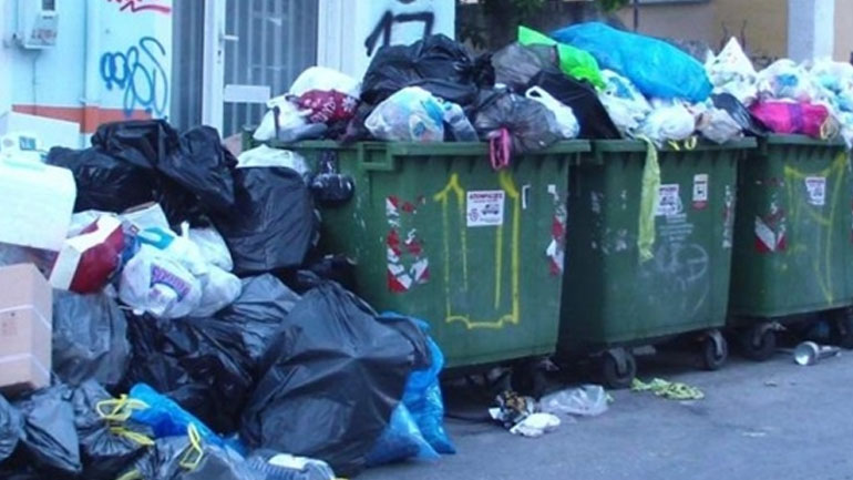 Συνεχίζεται το χάος με τα σκουπίδια στους δρόμους της Ζακύνθου