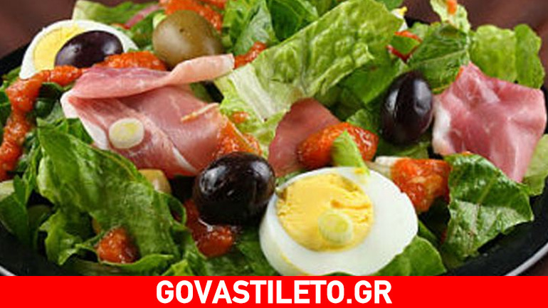 Σαλάτα με προσούτο, αυγό και μαρούλι