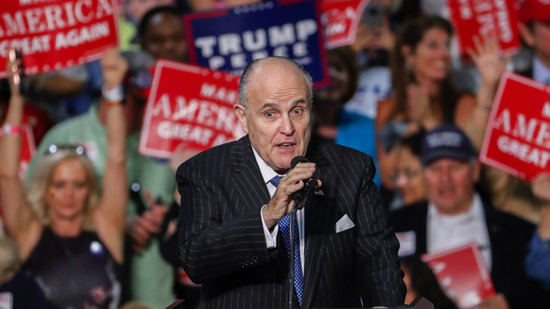 ΗΠΑ: Ο Τζουλιάνι δεν αποκλείει το ενδεχόμενο η Κλίντον να αντιμετωπίσει ποινικές διώξεις