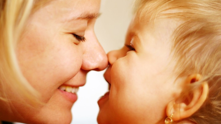 Δείτε γιατί δεν πρέπει να φιλάτε τα παιδιά σας στο στόμα