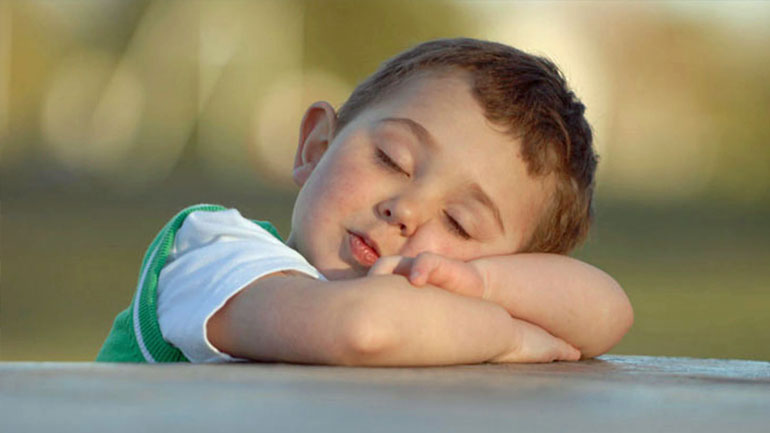 Ακανόνιστος ύπνος και παράλειψη πρωινού αυξάνουν τον κίνδυνο παχυσαρκίας στα παιδιά