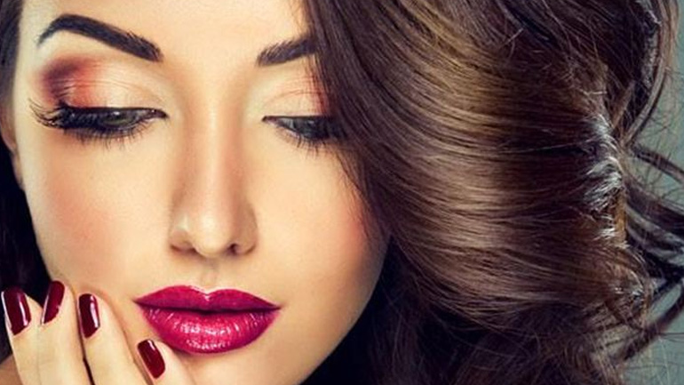 Η beauty editor του govastileto.gr αποκαλύπτει το μυστικό για πλούσιες βλεφαρίδες τα Χριστούγεννα