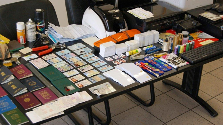 Εντοπίστηκε στην Κυψέλη εργαστήριο πλαστών ταξιδιωτικών εγγράφων