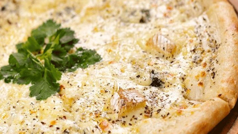 Λαχταριστή πίτσα καρμπονάρα για μικρούς και μεγάλους