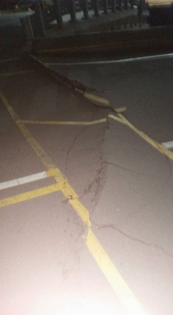 Ο σεισμός προκάλεσε ζημιές στο οδόστρωμα