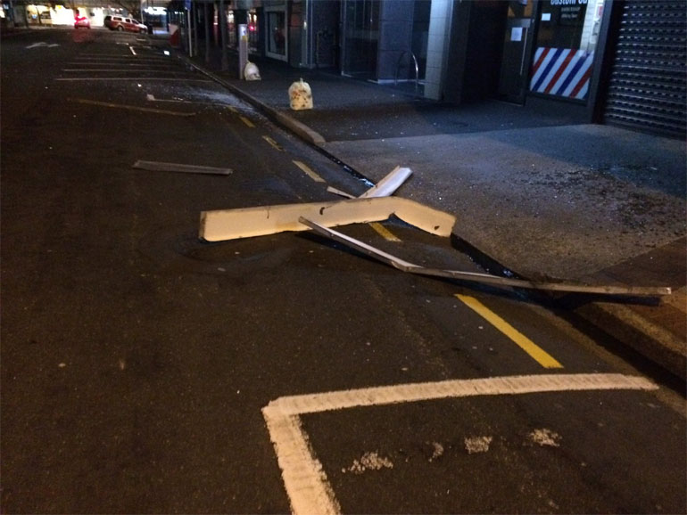 Ξεκόλλησαν λαμαρίνες από κτήρια