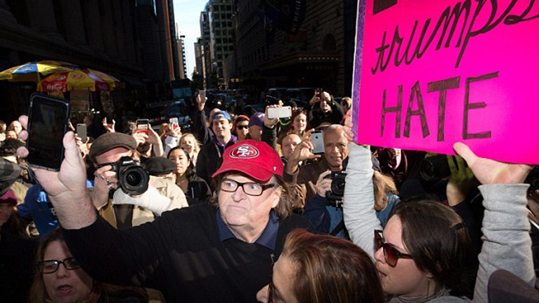 Νέα «πρόβλεψη» από τον Μάικλ Μουρ: Ο Τραμπ δεν θα ολοκληρώσει τη θητεία του