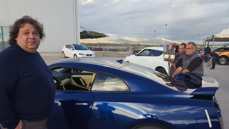 Ο Πάρις Ποντίκας... καραδοκεί και το team της Nissan... προσεύχεται βάζοντας βενζίνη (λέτε με λιγότερα οκτάνια; - για να πηγαίνει πιο.. αργά ο Πάρις!) στο GT-R!!!! Στο βάθος ο Ιορδάνης Παππάς (αυτός που ρίχνει το... καύσιμο) μαζί με τον Μηνά Χατζηκυριάκο...