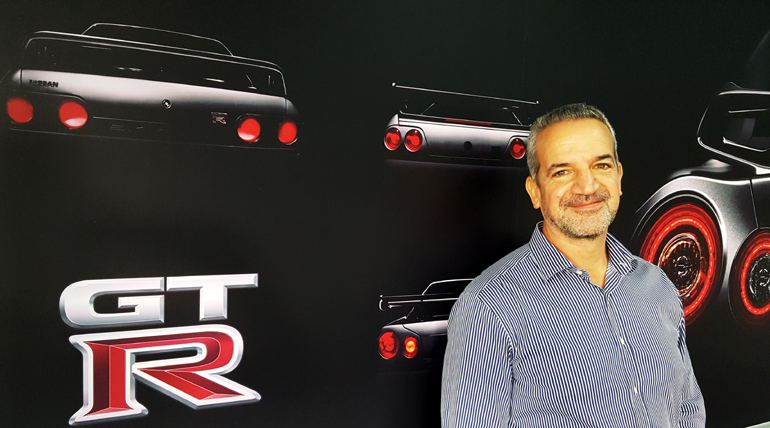 Ο Τάκης Θεοχαράκης είναι από αυτούς που γουστάρουν αυτό που κάνουν! Του αρέσει να συζητά με δημοσιογράφους (όχι σαν μερικούς - μερικούς) και να απαντά σε οποιαδήποτε ερώτηση...