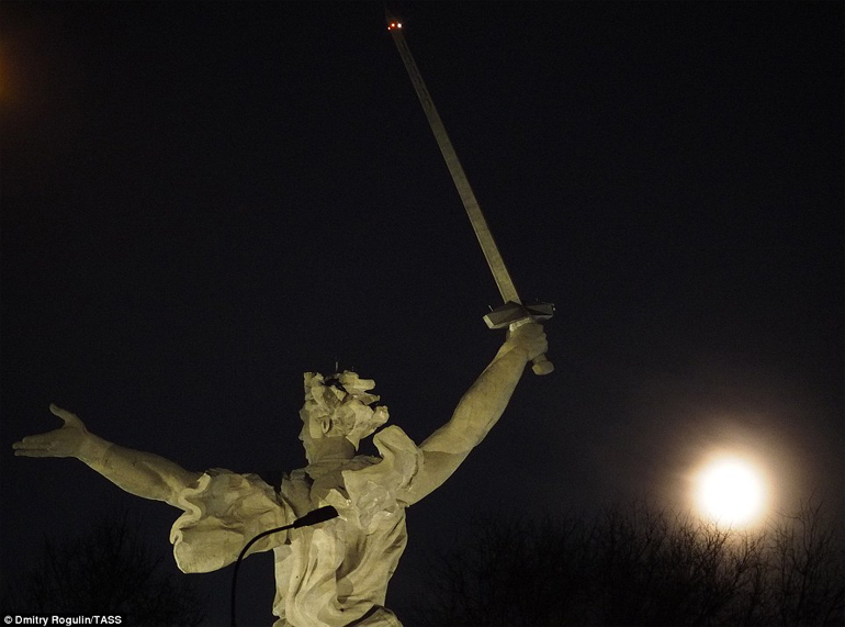 Έτοιμο να κόψει την πανσέληνο με το σπαθί του το άγαλμα προς τιμήν των πεσόντων στη Μάχη του Στάλινγκραντ (Β' Παγκόσμιος Πόλεμος)