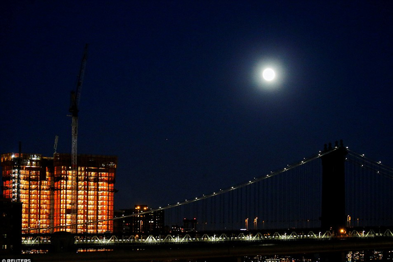 Η γέφυρα του Μανχάταν με φόντο την πανσέληνο
