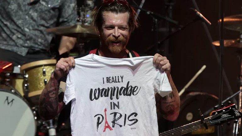 Ανεπιθύμητος ο τραγουδιστής των «Eagles of Death Metal» στο Μπατακλάν