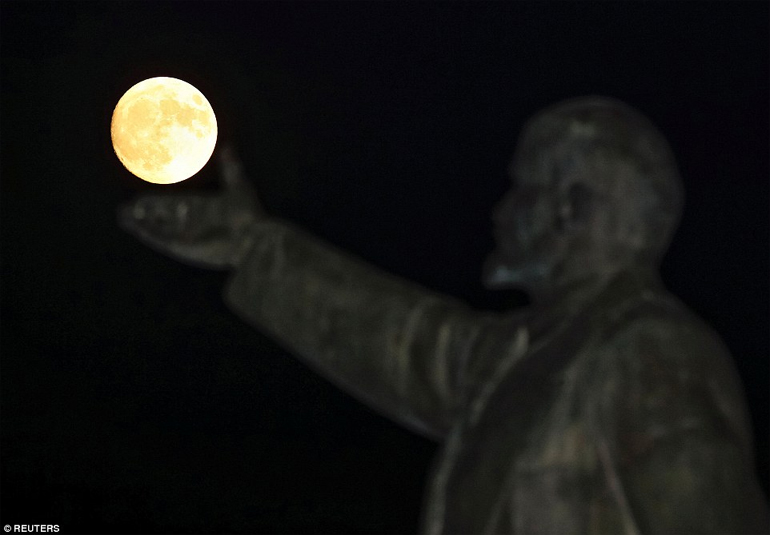 Ο δορυφόρος της Γης... αναπαύεται στο χέρι αγάλματος του Λένιν