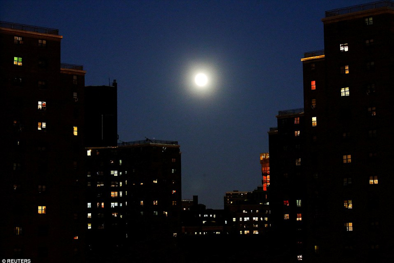 Το σεληνιακό φως λούζει τους ουρανοξύστες του «Μεγάλου Μήλου»