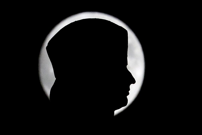 Τα παιχνίδια του φακού: Το άγαλμα του εξερευνητή Κολόμβου μπροστά από το φεγγάρι