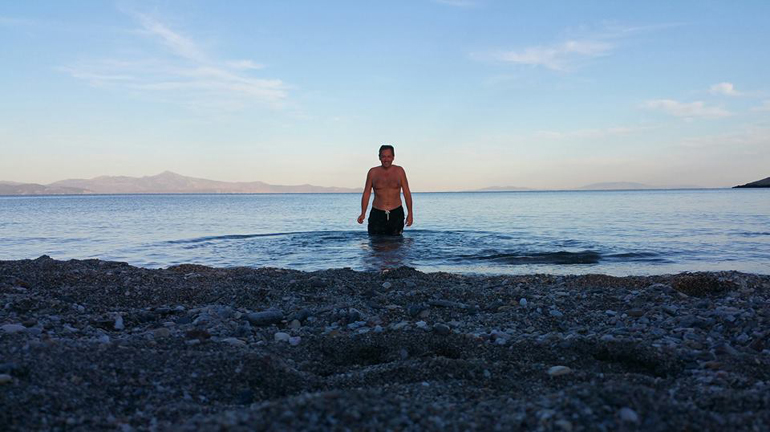 O Νίκος Μαρτίνος είναι και χειμερινός κολυμβητής. Για να δούμε πόσο ξέρει να κολυμπάει όταν υπάρχει... τρικυμία!