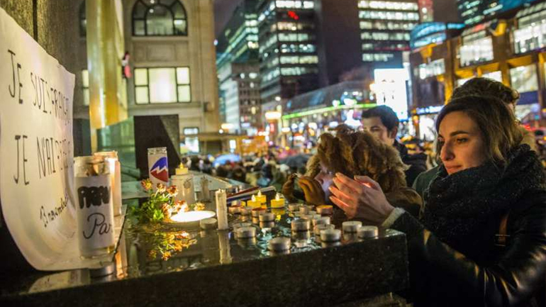 Η Γαλλία απέτισε φόρο τιμής στους 130 ανθρώπους που χάθηκαν στις επιθέσεις των τζιχαντιστών