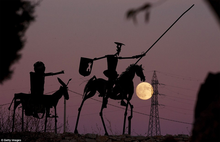 Follow the Moon... Εντυπωσιακό το θέαμα στο Αλμπατσέτε. Σε πρώτο πλάνο οι ήρωες του Θερβάντες