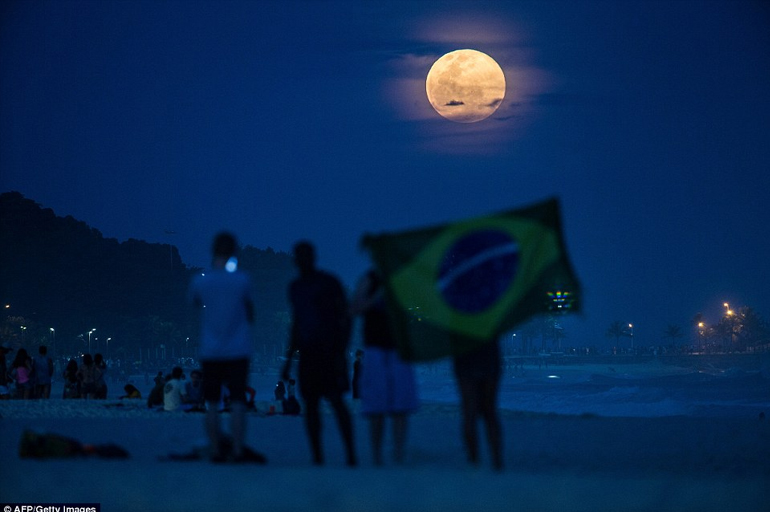 Δεσπόζει το φεγγάρι στην Κόπα Καμπάνα, τη διάσημη παραλία του Ρίο ντε Τζανέιρο