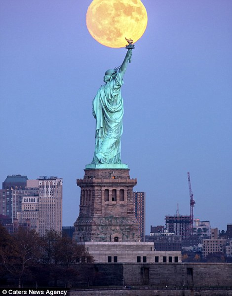 Το Άγαλμα της Ελευθερίας βάζει... φωτιά στη Σελήνη