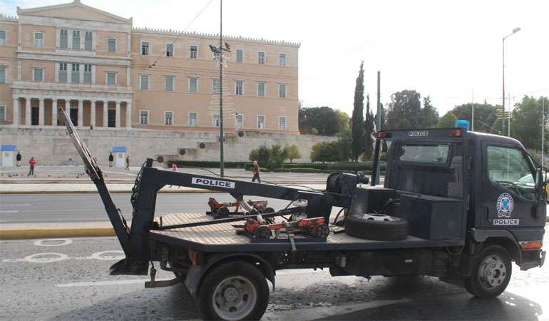 Γερανοί της ΕΛ.ΑΣ. περιπολούν στο κέντρο της Αθήνας για... παρκαρισμένα αυτοκίνητα