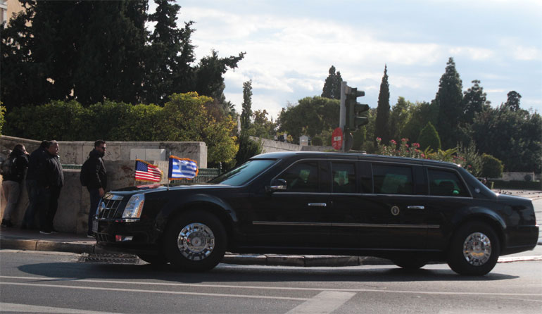 Το 'κτήνος' περνά μπροστά από τη Βουλή