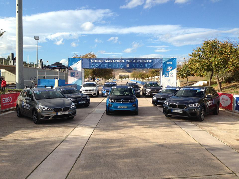 Τα αυτοκίνητα της BMW παρατεταγμένα στην εκκίνηση του Αυθεντικού Μαραθωνίου...
