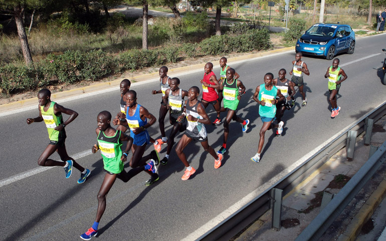 Κορυφαίοι δρομείς τρέχουν και το ηλεκτρικό BMW i3 ακολουθεί...