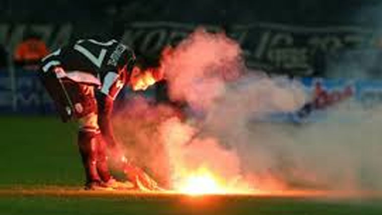 Aνήλικος πέταξε τη φωτοβολίδα στην Τούμπα