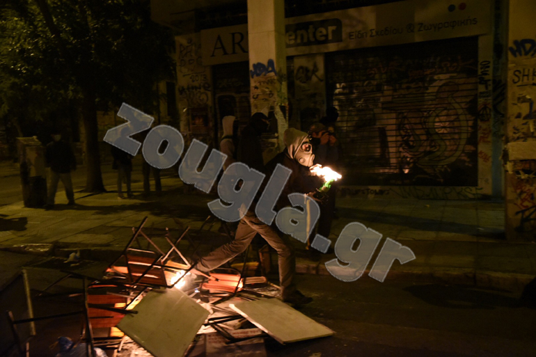 Διαδηλωτής με μάσκα στο πρόσωπο και τη μολότοφ ανά χείρας