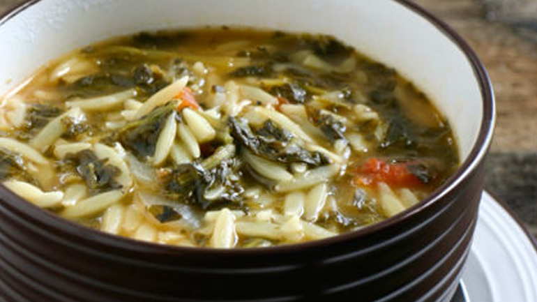 Σούπα με κριθαράκι, ντομάτα και σπανάκι