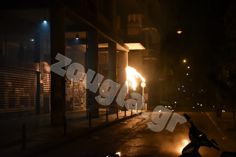 Βόμβα μολότοφ σκάει σε κολόνα