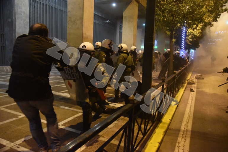 Αστυνομικός απωθεί διαδηλωτή