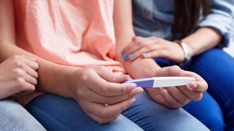 Μειώθηκαν οι γεννήσεις παιδιών από έφηβες διεθνώς