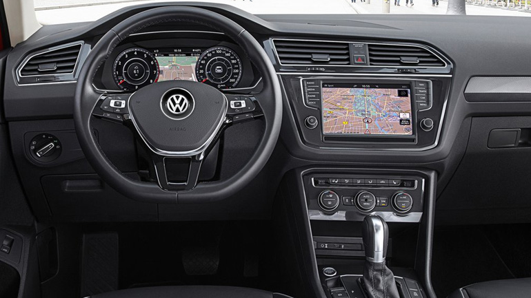 Από τις δύο οθόνες προβάλλονται όλες οι πληροφορίες